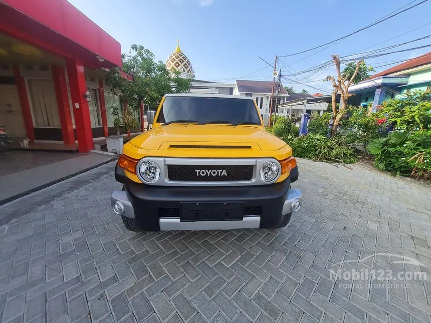 Jual Mobil Toyota FJ Cruiser 2023 4.0 di Kalimantan Selatan Automatic SUV Kuning Rp 2.350.000.000
