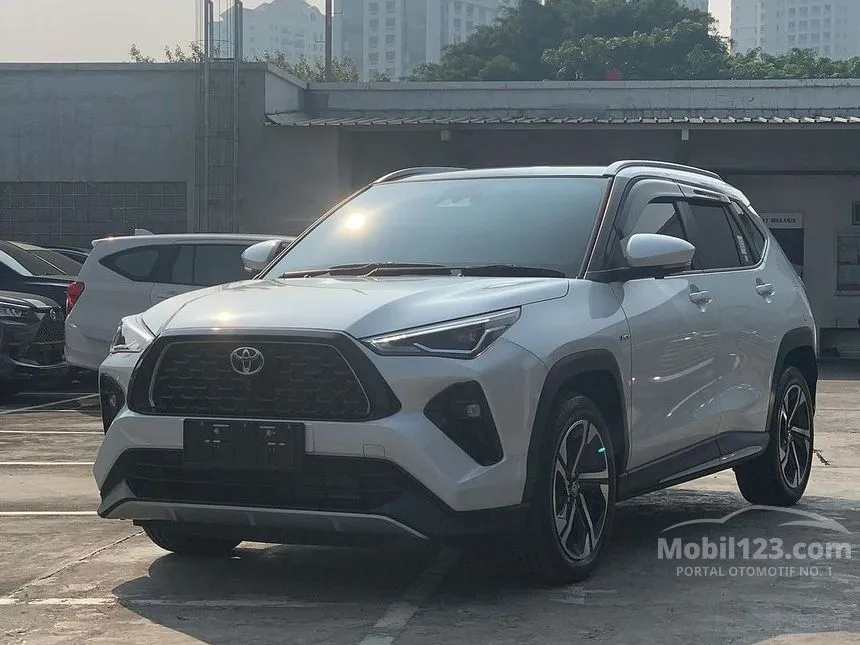 Jual Mobil Toyota Yaris Cross 2024 S GR Parts Aero Package HEV 1.5 di Jawa Timur Automatic Wagon Putih Rp 370.000.000