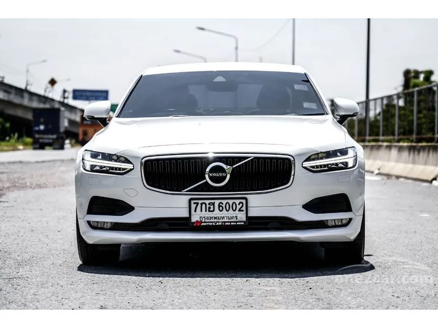 2018 Volvo S90 D4 Momentum Sedan