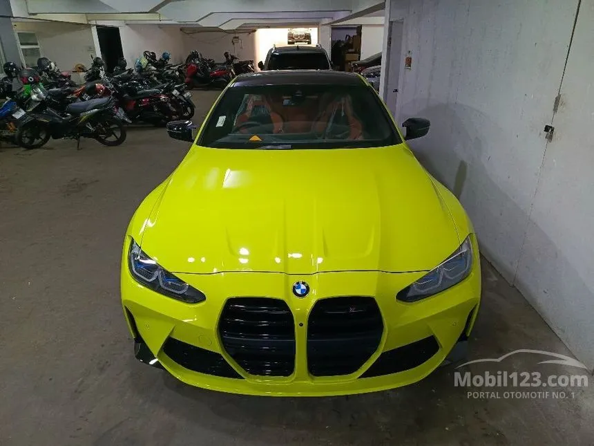 Jual Mobil BMW M4 2024 Competition 3.0 di Kalimantan Timur Automatic Coupe Kuning Rp 2.657.000.000