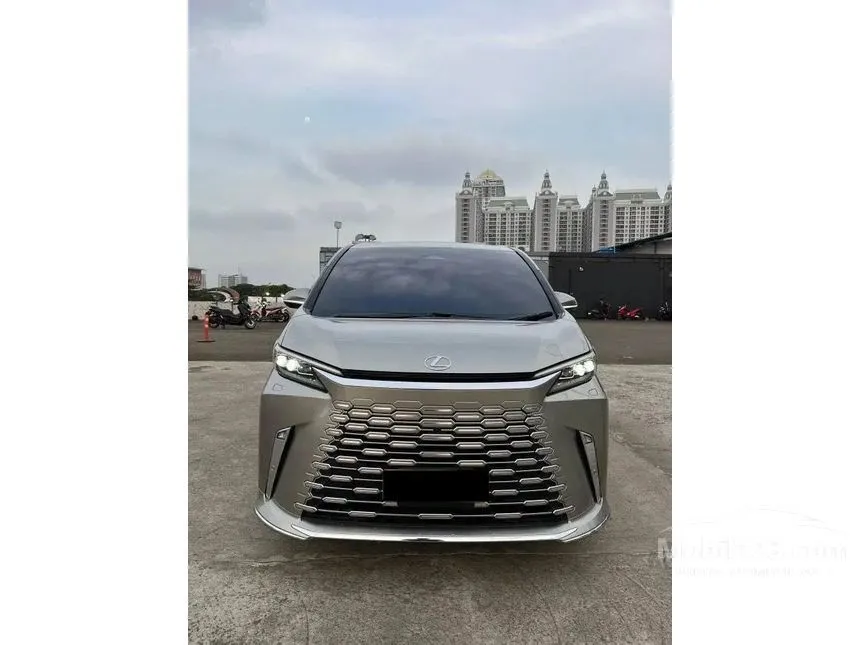 2025 Lexus LM 350h 7 Seater MPV