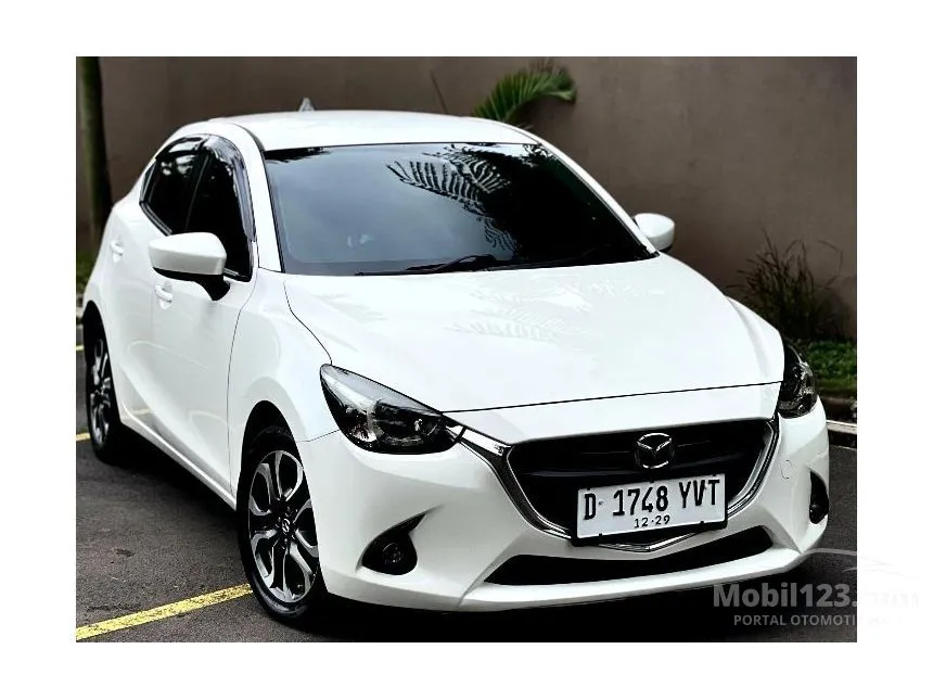 Jual Mobil Mazda 2 2015 GT 1.5 di Jawa Barat Automatic Hatchback Putih Rp 169.000.000