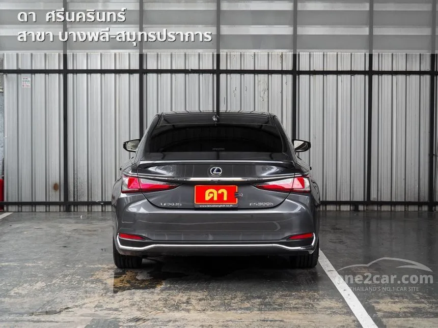 2022 Lexus ES300h Grand Luxury Sedan