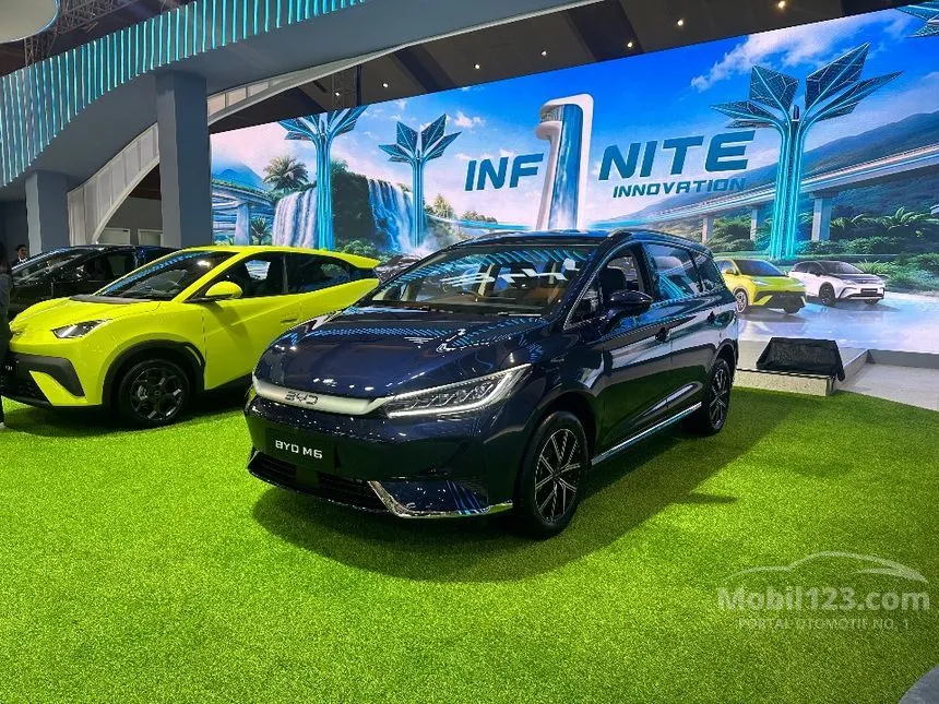 2025 BYD M6 Superior Captain 6 Seater MPV