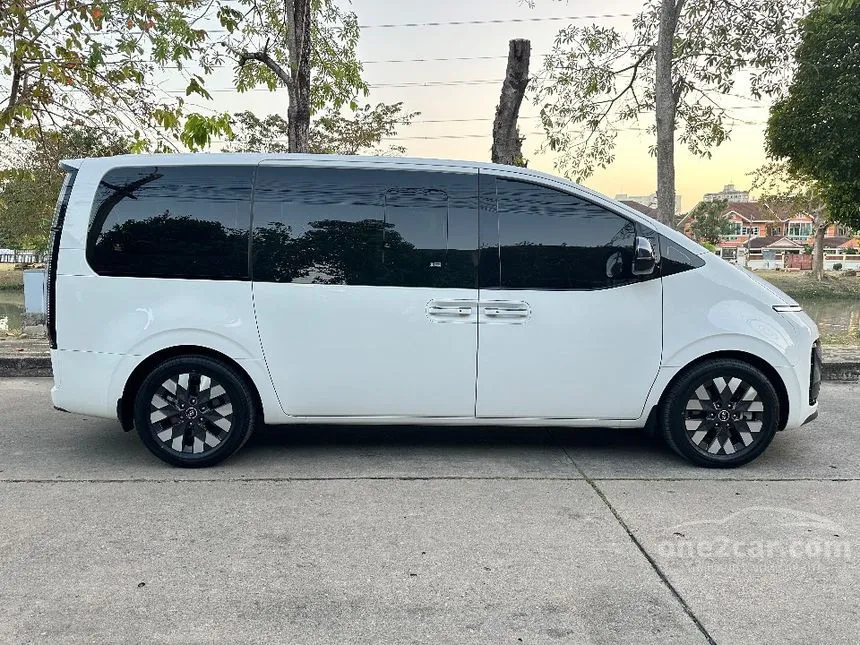 2022 Hyundai Staria Premium Van