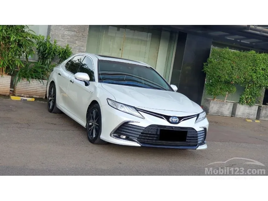 2023 Toyota Camry Hybrid (Premium Color) Sedan