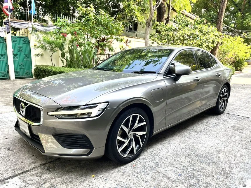 2020 Volvo S60 T8 Momentum Sedan