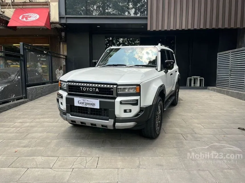 Jual Mobil Toyota Land Cruiser Prado 2024 First Edition VX 2.7 di Kalimantan Tengah Automatic SUV Putih Rp 2.650.000.000