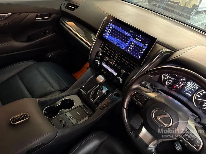 2022 Lexus LM 350 7 Seater MPV