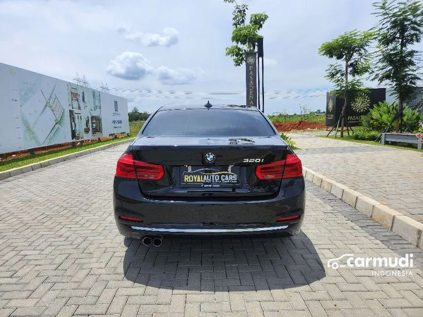 2018 BMW 320i Luxury Sedan
