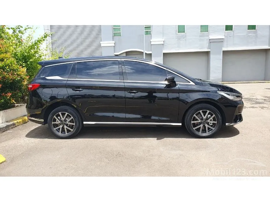 2025 BYD M6 Standard 7 Seater MPV