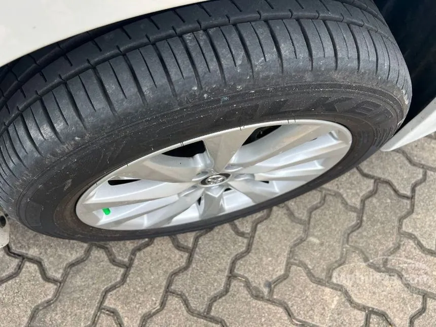 2015 Toyota NAV1 V Limited MPV